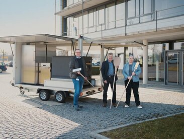 Personen stehen vor dem von Humbaur gefertigten Back-Anhänger.  | © Humbaur GmbH