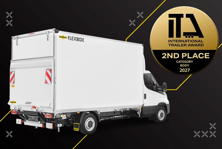 Humbaur FlexBox vor schwarzem Hintergrund mit Siegel zum 2. Platz des International Trailer Award 2027 | © Humbaur GmbH