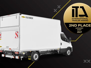 Humbaur FlexBox vor schwarzem Hintergrund mit Siegel zum 2. Platz des International Trailer Award 2027 | © Humbaur GmbH