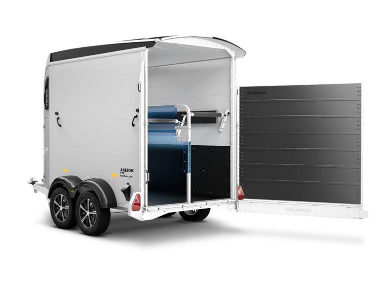 Humbaur Areion Pro with open rear door, the interior view with partition wall is visible | © Humbaur GmbH