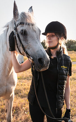 Detailaufnahme Räder Humbaur Equitos mit Radkasten auf sandigem Untergrund | © Humbaur GmbH