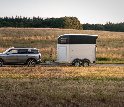 Equitos Alu, gekoppeld aan een zwarte auto