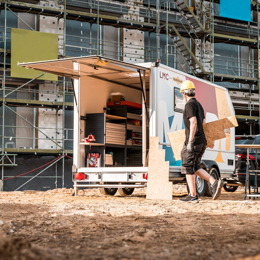 Handwerker auf Baustelle mit Humbaur MODO | © Humbaur GmbH