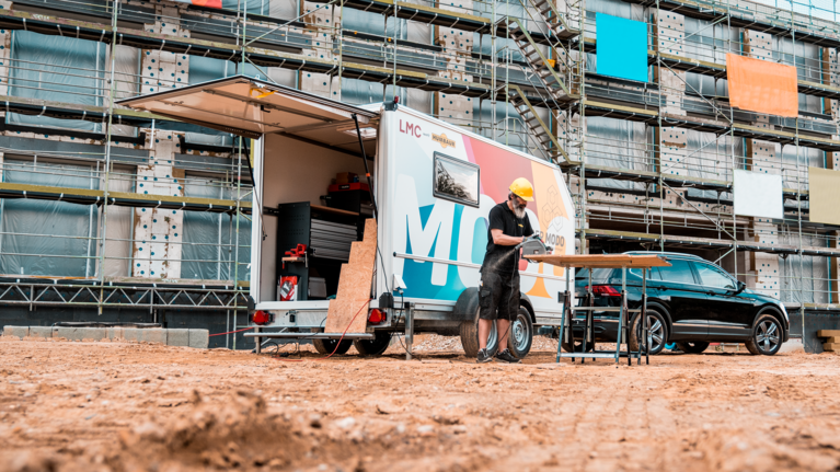 Handwerker mit MODO auf Baustelle.  | © Humbaur GmbH