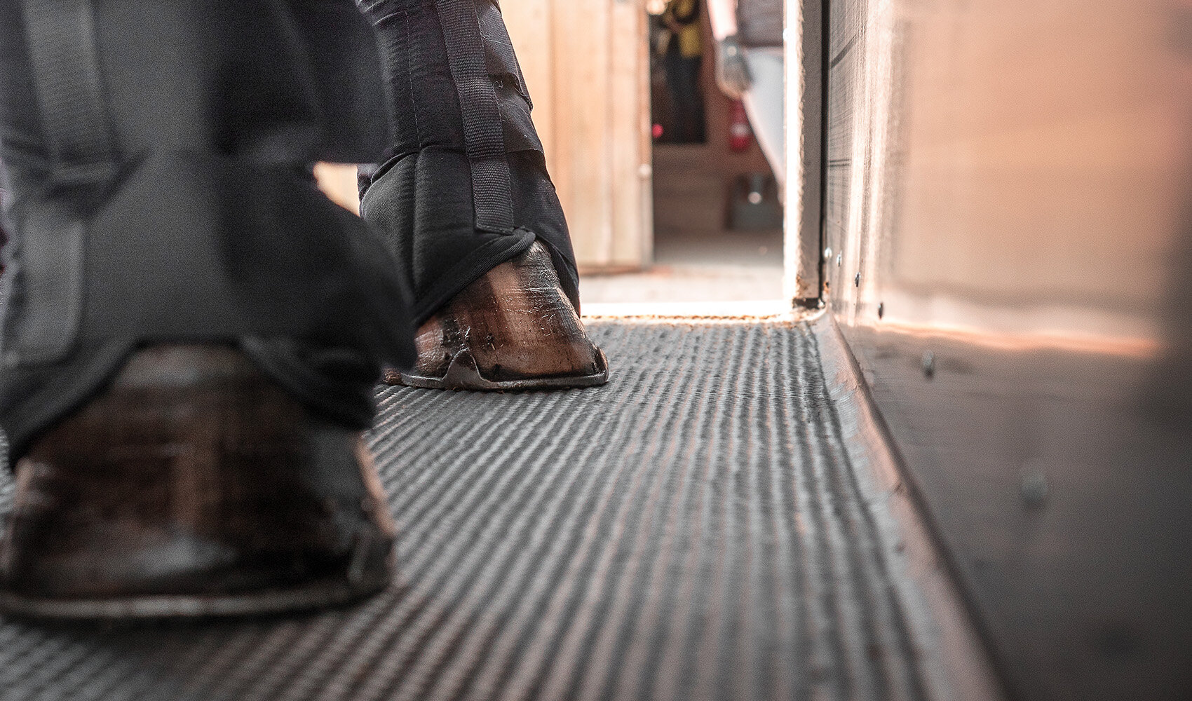 Sabots de cheval sur le plancher d'un van Humbaur pour chevaux | © Humbaur GmbH